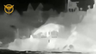 乌克兰国防部周五在社交媒体，发布海军无人机撞击俄罗斯登陆艇的画面。（乌克兰面子书视频截图）