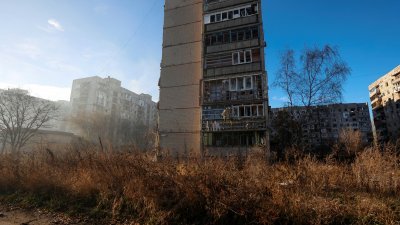 本月8日的照片可见乌克兰顿涅茨克严重受损的住宅楼。（图取自自由欧洲电台/路透社）