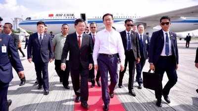 曹观友（左起）于上周五亲自到槟城国际机场迎接韩正。