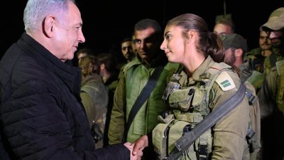 以色列总理内塔尼亚胡访问部队，向士兵加油打气。（图：以色列总理社交平台X）