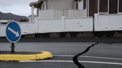 冰岛西南沿岸市镇格林达维克因地壳下的岩浆移动连续地震数百次，周六可见警局附近路面震出横跨双向线道的大裂缝。（图取自RUV/Ragnar Visage/路透社）