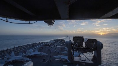图为美国海军尼米兹级“艾森豪威尔”号航母打击群10月28日正在穿越直布罗陀海峡，前往东地中海与“福特”号航母会合。（图取自US European Command社交平台X）
