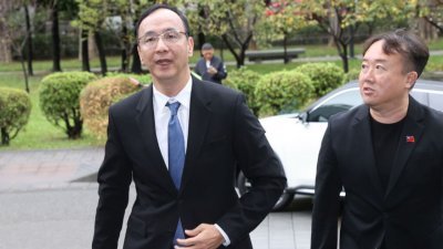 台湾国民党主席朱立伦（左）周日在国父纪念馆出席活动，他受访表示，目前蓝白共识就是全民调，差异只在做民调的内容跟规则。（图取自中央社）
