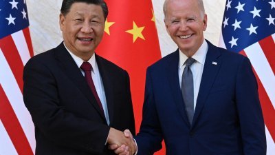 美国总统拜登（右）与中国国家主席习近平去年11月在G20印尼峰会场边会晤。（法新社档案照）