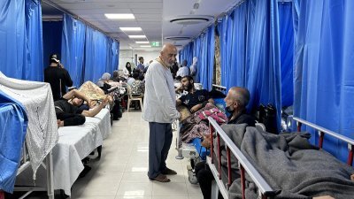 图为在加沙北部希法医院，无法逃离的患者和流离失所者。（图取自法新社）