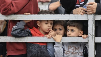 当地时间周日抵达加沙南部的巴勒斯坦儿童。（图取自法新社）