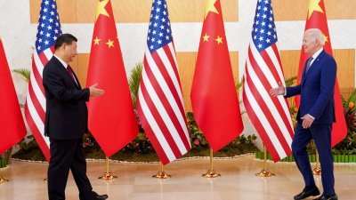 图为2022年，美国总统拜登（右）在印尼巴厘岛G20峰会前，与中国国家主席习近平会面。（路透社档案照）