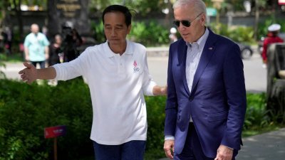 去年11月16日，印尼总统佐科（左）和美国总统拜登，在印尼巴厘岛举行的20国集团（G20）峰会期间，出席红树林种植活动。（路透社档案照）