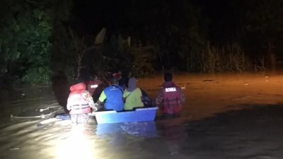 豪雨导致甘榜圣淘沙达迈的部分路段水淹至成人腰部。