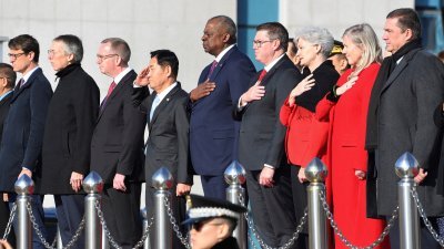 联合国军司令部（UNC）17个成员国代表，周二在韩国首尔出席国防部长会议的欢迎仪式。（图取自路透社）