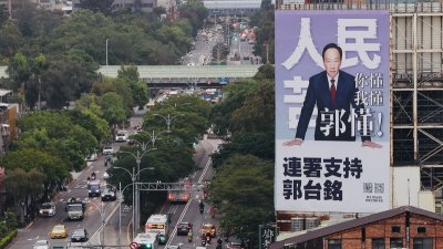 台湾台北市区内，可见郭台铭的巨型连署广告看板。（图取自中央社）