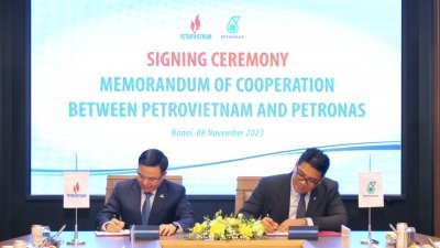 国油公司总裁兼集团首席执行员东姑莫哈末道菲（右）与越南国油公司总裁黎孟宏（Le Manh Hung），在越南河内签署合作备忘录。