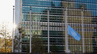 在美国纽约的联合国总部，当地时间周一降下半旗，悼念在以巴冲突中遇难的101名同事。（图取自法新社）