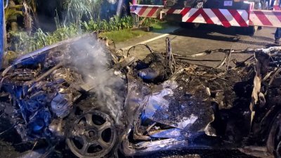 车祸后引发的火患导致死者驾驶的宝腾将相毁不成形。（档案照）