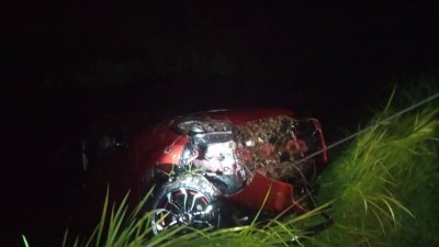 一辆迈威轿车失控坠河，女司机因此受困，所幸获沙比里和友人勇救。（霹雳消拯局提供）