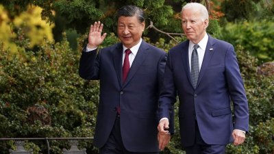 美国总统拜登（右）与中国国家主席习近平在三藩市斐洛里庄园闭门会谈后，一同散步交流。（图取自路透社)