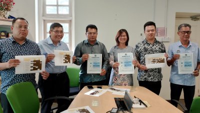 罗西迪（左起）、陈顺安、罗哈查、陈淑湘、庄友睿及哈兹峇卡呼吁有意申请槟岛市政厅小贩摊格者，从本周五起开始进行线上申请。
