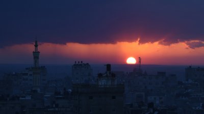 加沙南部当地时间周四的日落。（图取自法新社）