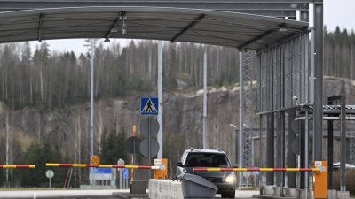 当地时间周三在芬兰和俄罗斯边境的一个检查站。（图取自路透社）