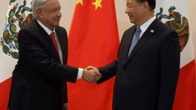中国国家主席习近平（右）当地时间周四在美国三藩市会见墨西哥总统洛佩斯。（图取自墨西哥总统府/路透社）
