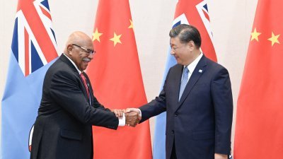 中国国家主席习近平（右）当地时间周四在三藩市会见斐济总理兰布卡。（图取自法新社）