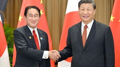 去年11月17日，日本首相岸田文雄（左）和中国国家主席习近平，在泰国曼谷举行的亚太经济合作论坛（APEC）期间会面并握手合影。（图取自路透社）