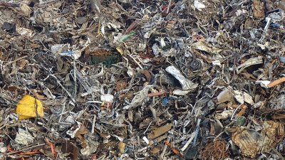欧洲议会表示，欧盟国家必须在立法生效的两年半内，停止把塑胶废弃物运送到较贫穷国家。（示意图取自wikimedia）