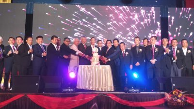 北霹雳中华总商会庆祝成立57周年纪念，全体董事与嘉宾联合切蛋糕示庆。左13为郑国霖。