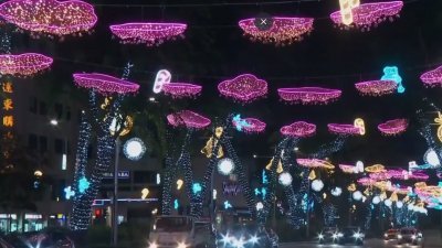 今年的乌节路圣诞灯饰将带你走进童年梦境，朵朵缤纷的棉花糖云朵让人仿佛进入梦幻世界。