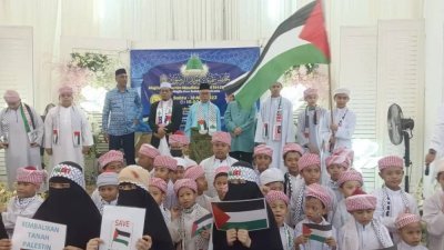 哈山卡林（最后一排左5）出席2023年圣纪节庆典及为巴勒斯坦团结祈祷仪式。