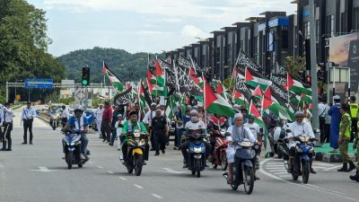 逾有200人参与由半岛马来学生组织（GPMS）吉打港口分会，举办“与巴勒斯坦同在”集会，一行人沿途高喊声援巴勒斯坦及支持伊斯兰的口号。