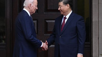 美国总统拜登（左）和中国国家主席习近平，周三（15日）在美国三藩市握手致意。（图取自法新社）