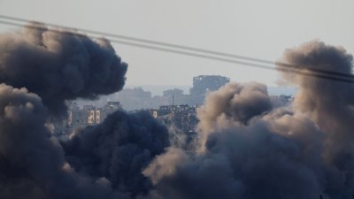 从以色列南部望去，以色列对加沙发动袭击后，当地浓烟滚滚。（图取自路透社）