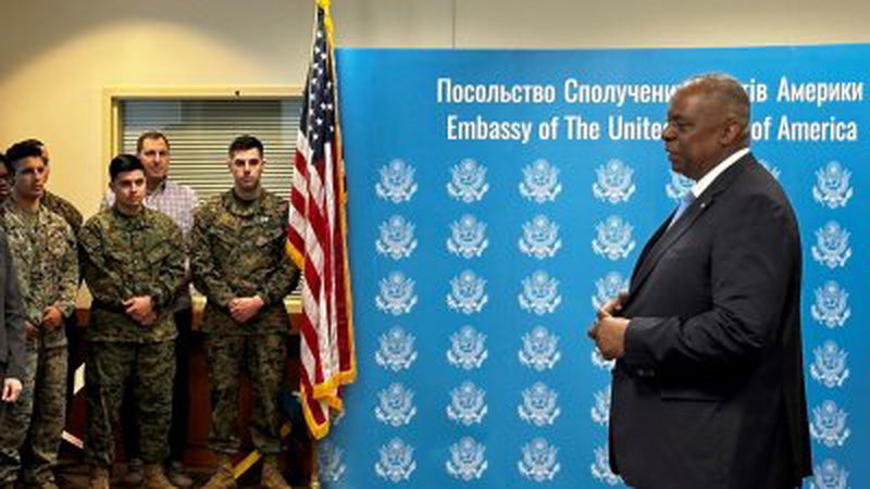 美国国防部长奥斯汀周一突访乌克兰首都基辅，并向美国驻基辅大使馆工作人员发表讲话。