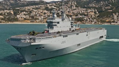 图为法国两栖直升机航空母舰“迪克斯木德”号。（图取自维基百科）