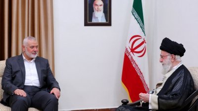 哈马斯政治局主席哈尼亚（左）今年6月21日在德黑兰，会晤伊朗最高精神领袖哈梅内伊。（图取自伊朗最高领袖办公室/WANA/路透社档案照）