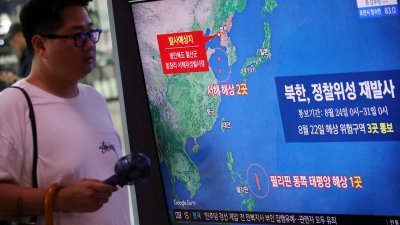 韩国首尔车站的电视，播放朝鲜8月24日再次试射军事侦察卫星的报导。（路透社档案照）