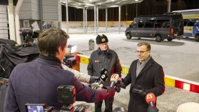 芬兰总理奥尔波当地时间周一视察东部库赫莫(Kuhmo)的瓦尔蒂乌斯(Vartius)口岸期间向媒体讲话，站在他身旁的为芬兰边境警卫队队长科斯塔莫瓦拉中将。（图取自Lehtikuva/路透社）