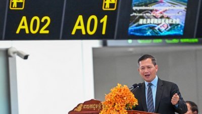 柬埔寨首相马内德于上周四，在暹粒吴哥国际机场正式启用仪式上致辞。（图取自法新社）