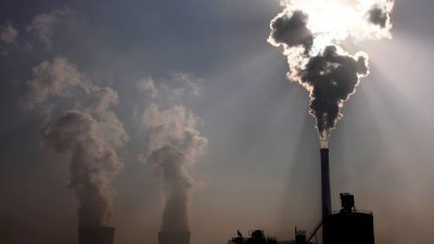 中国内蒙古自治区包头市一座燃煤发电厂，正排放烟气。（图取自路透社）