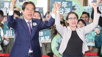 台湾民进党总统参选人赖清德（前左）与副手萧美琴（前右）周二上午赴中选会登记参选，两人完成登记后一同举手喊声，为选情造势。（图取自中央社）
