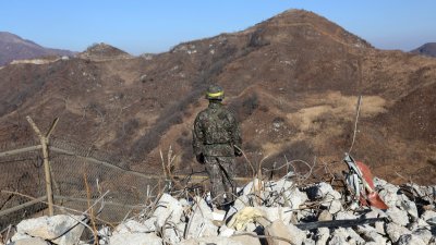 2018年12月12日在铁原郡的韩朝边界，一名韩国陆军士兵在韩国非军事区 (DMZ) 内拆除的岗哨站岗。（图取自路透社档案照）