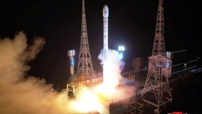 朝中社引述国家航空宇宙技术总局报导，“万里镜-1”号卫星由新型的“千里马-1”型运载火箭在周二晚10时42分，从西海卫星发射场发射，并正确进入运行轨道。（图取自朝中社/路透社）