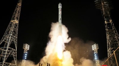 朝鲜于周二晚发射军事侦察卫星“万里镜-1”号，韩方随即因朝鲜第三次射星而暂停《九一九军事协议》部分条款效力。（图取自朝中社/路透社）