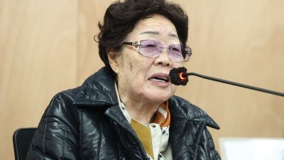 韩国慰安妇受害者控告日本政府，韩国高等法院周四判处原告胜诉，95岁的慰安妇受害者李容洙当天在首尔举行的新闻发布会上发表讲话。（图取自韩联社/法新社）