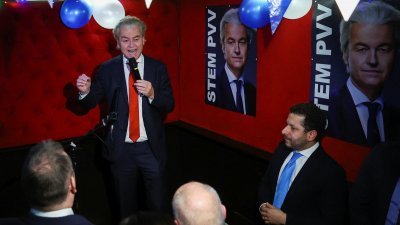 当地时间周三深夜在荷兰海牙，极右派自由党党魁怀尔德斯在出口民调公布后发表胜利演讲。（图取自路透社）