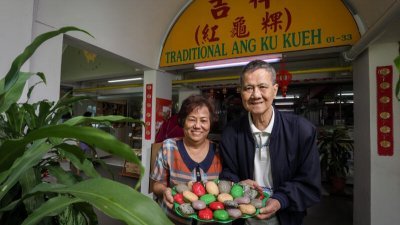 艾佛顿园老店吉祥食品创办人卓宝植（右）与妻子杜梦瑶。 （档案照）