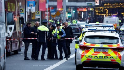 爱尔兰首都都柏林当地时间周四发生严重持刀袭击事件后，警方在现场展开调查工作。（图取自路透社）