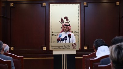 卡塔尔外交部发言人安萨里当地时间周四，在卡塔尔首都多哈举行的记者会上发表讲话。（图取自路透社）