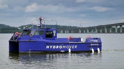 新加坡首艘备有可更换电池的全电动货船Hydromover，周四上午在新加坡大士附近海域试航。